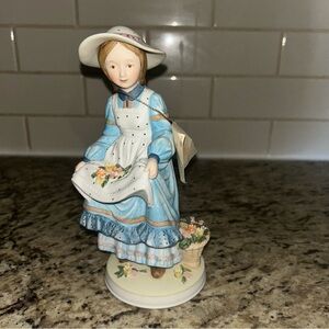 Holly Hobbie “Meadow‎ Flowers” 8” figurine